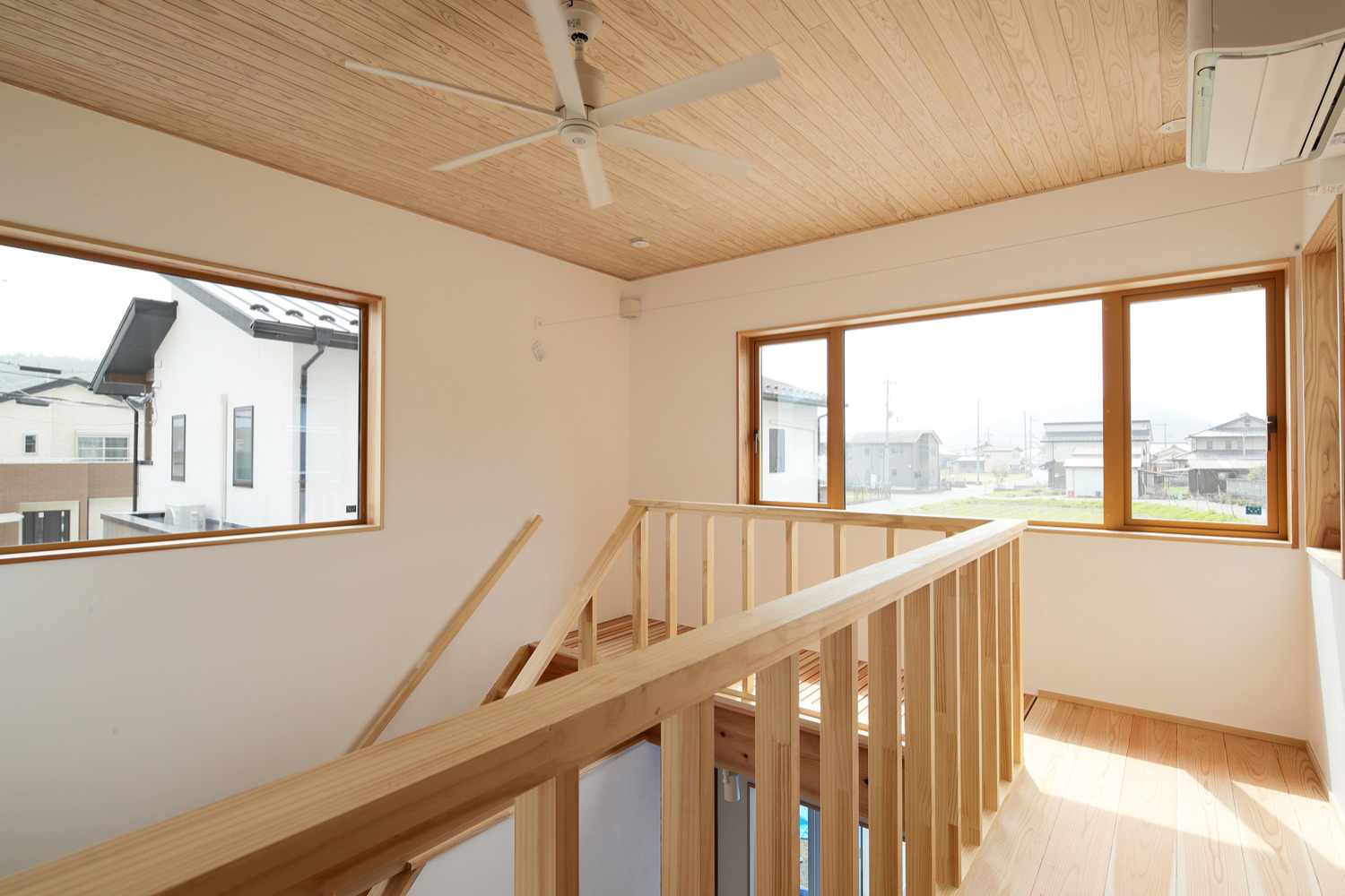 【南丹市】吹き抜け回廊×家事ラク動線の家|光と木の香りに包まれる明るい住まい