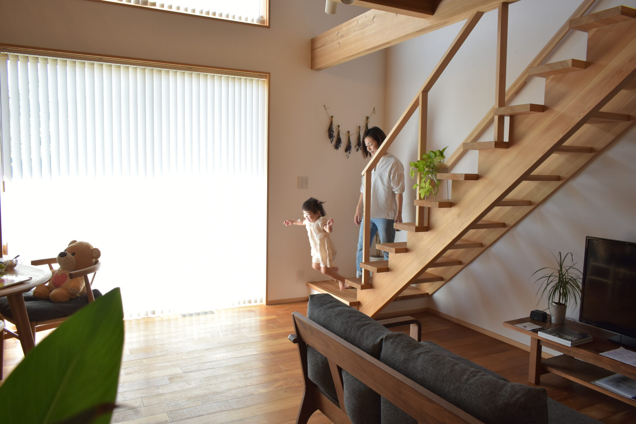 【自然と心地よく過ごせる家】無垢材の魅力と、暮らしになじむ取り入れ方 | 福知山市で新築注文住宅ならHORI建築 | 生かされる家、木の家専門店。